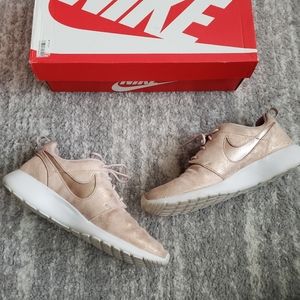 WMNS NIKE ROSHE ONE PREMIUM METALLIC PINK SHOES